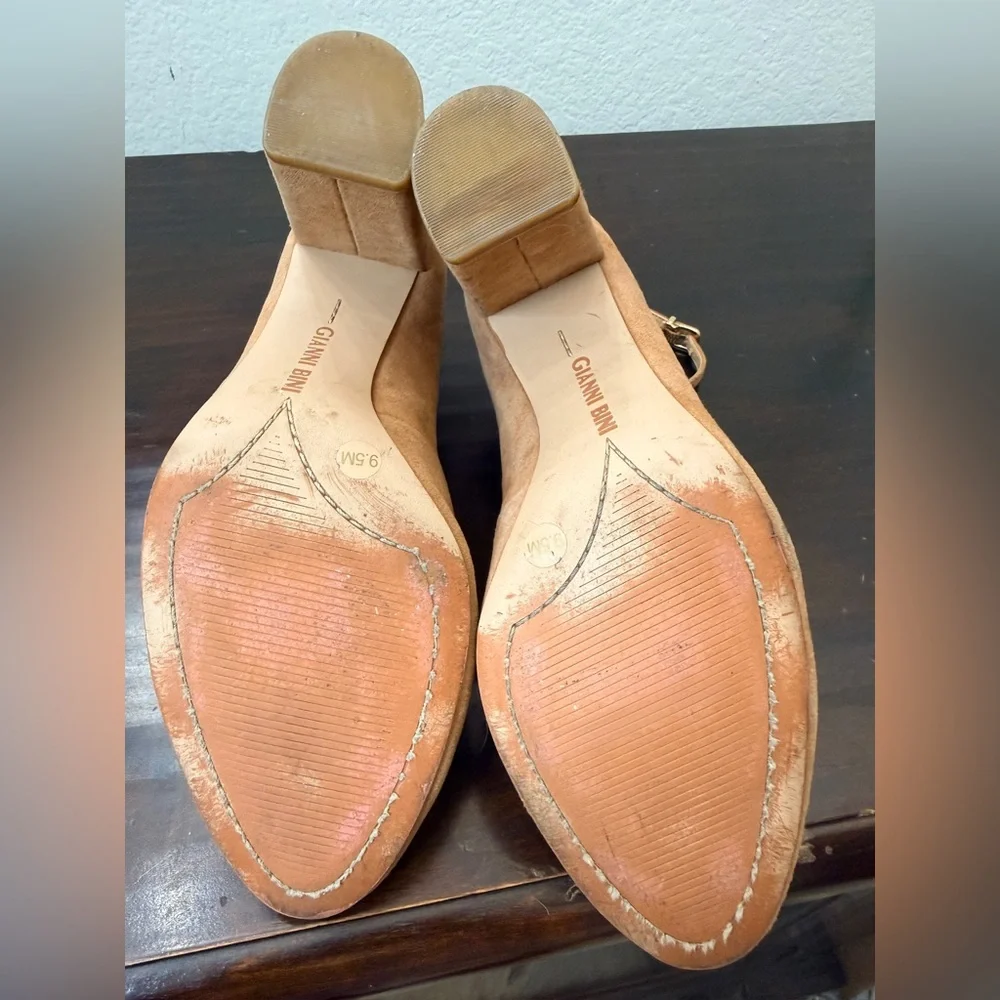 Gianni Bini LuLAA Spanish  Sand tan suede rounded-toe block  heel pumps GUC 9.5